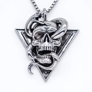 Collier punk gothique avec pendentif triangle, crâne détaillé et serpent sculpté en argent