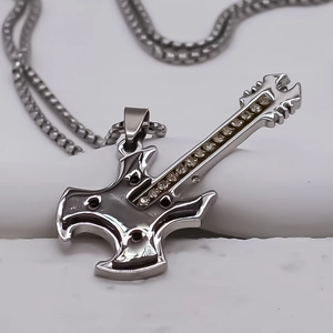Collier avec pendentif guitare en acier inoxydable argenté et strass sur base de pierre