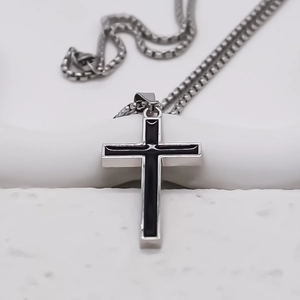 Collier avec pendentif croix en acier inoxydable et émail noir sur une chaîne box