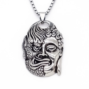Pendentif Bouddha et Démon en acier inoxydable rétro avec relief sur chaîne à mailles
