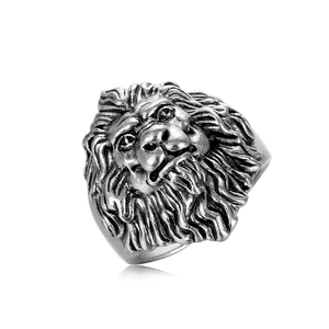 Bague tête de lion rétro pour hommes avec finition argent oxydé sur fond blanc