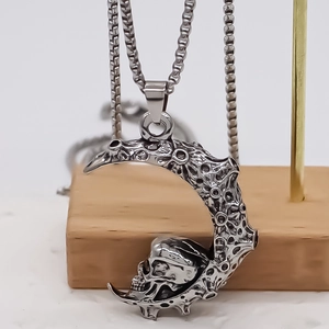 Collier gothique avec pendentif en croissant de lune et tête de mort sur chaîne