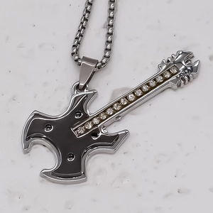 Détail d'un pendentif guitare avec strass brillants et émail noir sur chaîne box