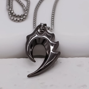 Collana con ciondolo a fiamma geometrica grigio scuro minimalista con catena a sfere
