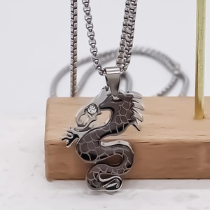 Collier avec pendentif dragon en acier inoxydable argenté et chaîne box élégante