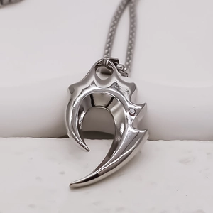 Dettaglio macro della collana gotica con pendente a artiglio in metallo e pietra zircone