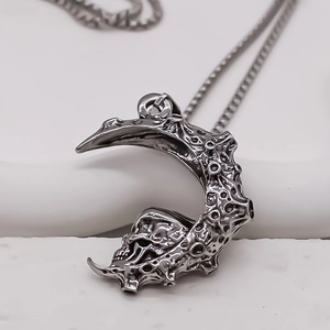 Collier gothique croissant de lune et crâne avec texture météorite en argent vieilli