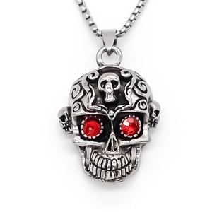 Collier pendentif crâne style punk avec yeux en pierres rouges et gravures vintage