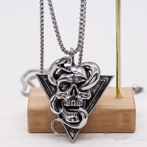 Collier avec pendentif triangle tête de mort et serpent en acier inoxydable rétro