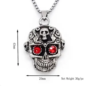 Collier pendentif crâne style punk avec pierres rouges et finition argent vintage