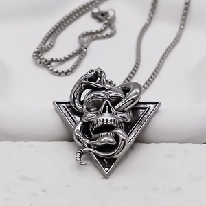 Collier punk gothique avec pendentif crâne et serpent dans une finition argent antique