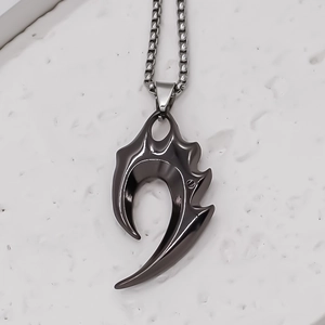 Collana geometrica minimalista con ciondolo ad artiglio grigio scuro e catena box argento