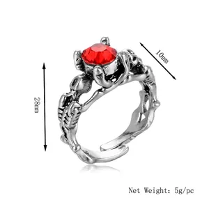 Bague gothique tête de mort avec cristal rouge et finition argent antique pour hommes et femmes