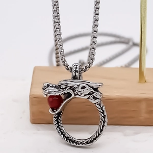 Pendentif tête de dragon vintage en argent avec perle rouge sur chaîne en acier