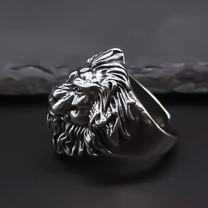 Vue détaillée d'une bague tête de lion vintage avec relief argenté antique