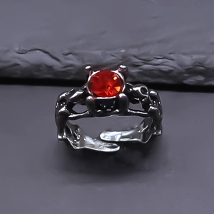Bague gothique ajustable avec tête de mort et grande pierre rouge sertie en métal noir