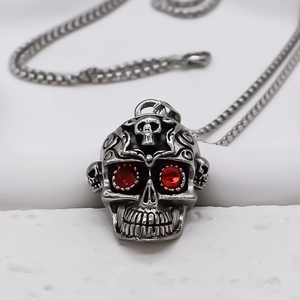 Collier pendentif crâne punk en argent avec yeux en pierres rouges et gravures florales