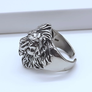 Détail macro d'une bague tête de lion argentée avec textures de crinière sculptées