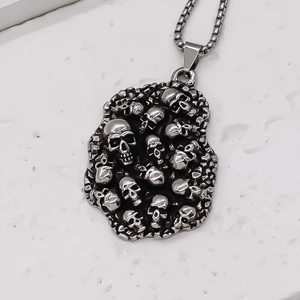 Gros plan du pendentif crâne rétro avec reliefs gothiques sur collier punk en acier