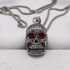 Collier tête de mort en acier inoxydable avec yeux en cristal rouge et gravures