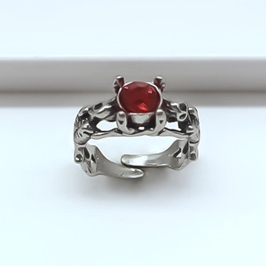 Bague tête de mort gothique avec pierre rouge et anneau argenté texturé pour homme et femme