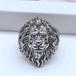 Vue macro détaillée d'une bague tête de lion masculine en acier inoxydable poli
