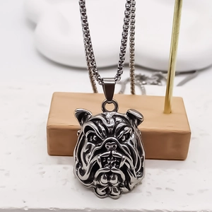 Pendentif bouledogue punk en argent vieilli avec chaîne maille vénitienne pour homme