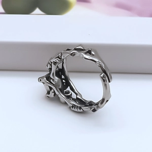Gros plan sur une bague tête de mort ajustable avec oxydation noire et texture de lave