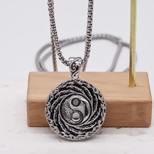 Collier avec pendentif Tai Chi Yin Yang rétro en acier inoxydable argenté et relief