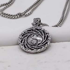 Collier avec pendentif Yin Yang Tai Chi argenté et texture vintage sur chaîne maille box