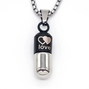 Collier avec pendentif capsule en métal et gravure love sur une chaîne box classique
