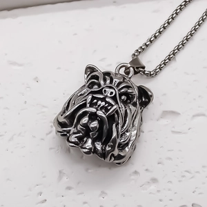 Vue détaillée du pendentif tête de bouledogue punk avec gravure précise et finition acier