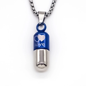 Détail du pendentif capsule bleu et argent avec texte love sur fond blanc pur