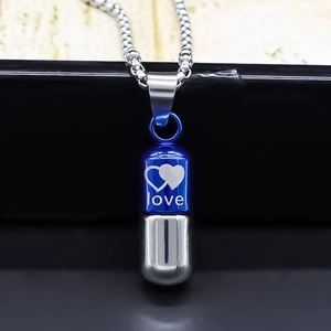 Gros plan du pendentif capsule avec polissage bleu, gravure love et motif cœur
