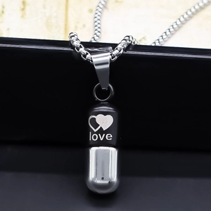Collier pendentif capsule en acier inoxydable argent et noir avec motif coeur