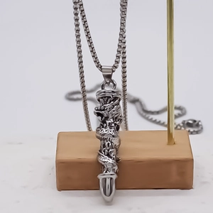 Collier avec pendentif dragon chinois en acier inoxydable argenté au style relief
