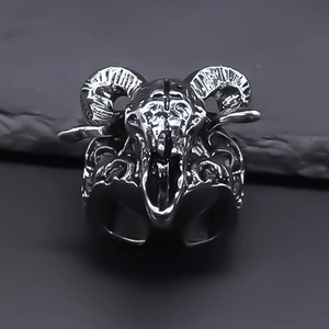 Makroaufnahme des Gothic Widderkopf Rings mit geschwungenen Hörnern und Kreuzgravur
