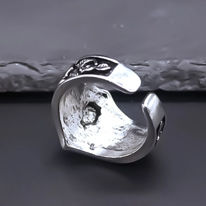 Dettaglio rilievo teschio gufo punk su anello aperto regolabile argento vintage