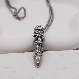 Collier avec pendentif dragon argenté aux détails sculptés sur une base cylindre