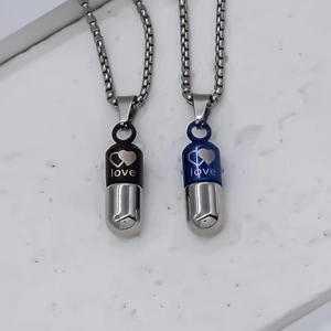 Collier pendentif capsule en acier inoxydable noir et bleu avec gravure cœur d'amour