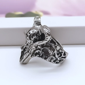 Vintage-Ring mit Widderschädel und barocken Filigranmustern in Silber-Optik