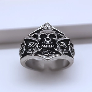 Anello aperto stile punk con incisione a teschio e finitura ossidata vintage scura