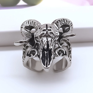 Details vom gotischen Ziegenkopf Ring mit umgedrehtem Kreuz in Altsilber-Optik