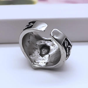 Dettaglio macro di anello punk con texture a nido d'ape e incisioni in argento