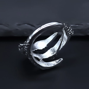 Gros plan détaillé d'une bague griffe de dragon en argent vintage au style punk gothique
