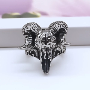 Detail eines gotischen Widderkopf-Rings mit Kreuzgravur und schwarzem Vintage-Finish