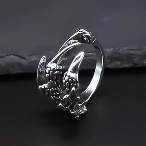 Vue détaillée de la texture relief aile de dragon sur la bague argentée vintage