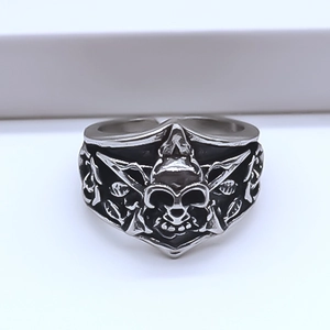 Dettaglio macro di anello gotico con teschio, motivo a stella e texture argento