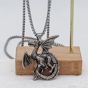 Drachenanhänger Halskette im Punk-Stil mit silbernem Finish auf einem Holzständer