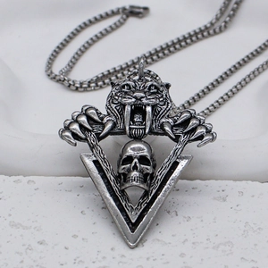 Collana con pendente testa di tigre e teschio in metallo invecchiato stile punk gotico